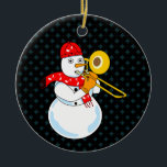 Adorno De Cerámica Trombone Snowman<br><div class="desc">Un jugador de trombones de snowman con un pañuelo de notas musicales es un divertido diseño de regalo de invierno para trombonistas,  profesores de música y estudiantes en concierto,  jazz y banda de marcha.</div>