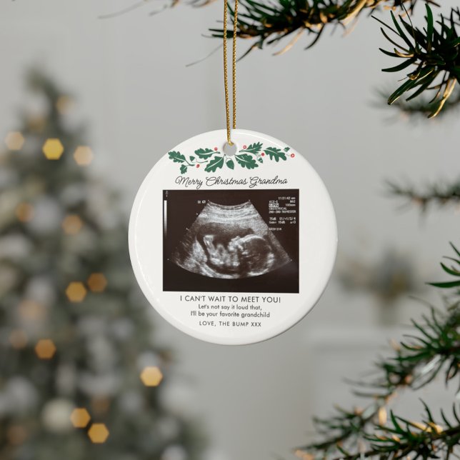 Adorno De Cerámica Ultrasonido de embarazo de la abuela navideña (Grandma Keepsake Pregnancy Announcement Sonogram Ceramic Ornament)