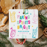 Adorno De Cerámica Un colorido divertido que hace a los espíritus bri<br><div class="desc">Rellene el árbol de Navidad de los suyos o de los amigos con este moderno y divertido adorno navideño personalizado. El diseño está decorado con letras coloridas que dicen 'Making Spirits Bright', decoradas con cócteles y estrellas dibujados a mano. Simplemente personalizar el saludo de temporada, nombre y año. Al revés,...</div>