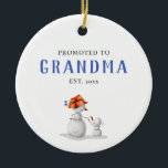 Adorno De Cerámica Un muñeco de nieve lindo ascendido a la abuela<br><div class="desc">Adorable muñeco de nieve de invierno promocionado a adorno de la abuela para hacer un embarazo de clase revelar esta próxima temporada de vacaciones. El ilustracion muestra a una abuela que camina con su nieto de muñeco de nieve. Ilustrado y diseñado por Patricia Álvarez.</div>
