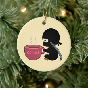 Adorno De Cerámica Un pequeño Ninja con un gran tazón de café en a