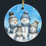 Adorno De Cerámica Una familia de muñecos de nieve en la nieve<br><div class="desc">Deliciosa escena de invierno con una familia de hombres de nieve con detalles acogedores y alegres. Disfruta de unas vistas muy agradables.</div>
