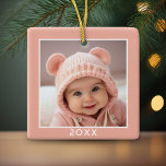 Adorno De Cerámica Una foto cuadrada más Año - rosa de coral mínimo<br><div class="desc">Añade un cuadro a esta bonita decoración de vacaciones,  perfecta para los niños. Una foto simple y moderna para hacer un adorno memorable para tu árbol. Una moderna letra mínima para el año con un lugar para subir una foto cuadrada.</div>