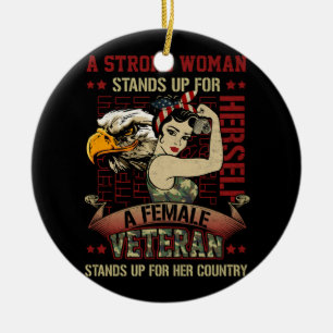Adorno De Cerámica Una mujer fuerte, mujer veterana, defiende a H