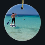 Adorno De Cerámica Vacation.JPG<br><div class="desc">Divirtiéndose con una tabla de remo en un paraíso tropical en West End Beach.</div>