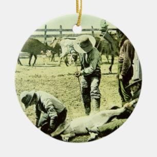 Adorno De Cerámica Vaqueros americanos que califican un becerro,