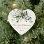 Adorno De Cerámica Vegetación acuarela Nuestro primer oro navideño<br><div class="desc">Moderno y elegante color de agua verde Pareja Ornamento del Corazón incluye hermosas acuarelas,  vegetación botánica,  hojas de eucalipto y otros hermosos follajes. Guión dorado.</div>