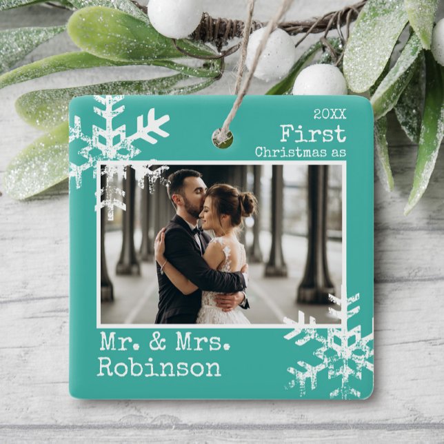 Adorno De Cerámica Verde azulados 1.ª Navidad Sr. y Mrs. Photo (Rustic snowflake newlywed holiday keepsake photo ornament perfect for gifts to bring joy to others.)