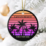 Adorno De Cerámica Viaje de Chicas Personalizados negros rosados de p<br><div class="desc">Ornamento navideño Guay rosa caliente y palmera negra para un viaje de chicas a una isla tropical. Delante de una puesta de sol en la playa rosa de bonito hay bonitas palmeras. Personalizado perfecto para su crucero o viaje de verano al mar.</div>