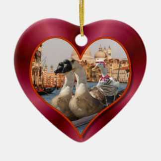 Adorno De Cerámica Viaje romántico Gondola con fondo satino rojo