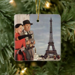 Adorno De Cerámica Viejos turistas viajando por la Torre Eiffel de Pa<br><div class="desc">Viaje de ilustracion vintage e imagen de transporte que muestra las vacaciones de recién casados en París, Francia con la Torre Eiffel como fondo. Un diseño romántico y de amor con un hombre y una mujer en unas vacaciones románticas, una pareja en la ciudad de las luces en su luna...</div>