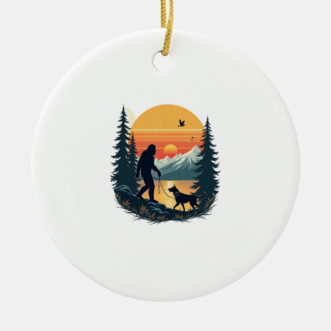 Adorno De Cerámica Vintage Bigfoot Walking Dog Mountain Sunset Retro  (Frente)