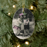 Adorno De Cerámica Vintage Christmas, Best Friends on Skis<br><div class="desc">Vintage Feliz Navidad. Foto de los mejores amigos,  un niño y una niña,  dos niños divertidos esquiando en la nieve durante el invierno. Está nevando en el bosque.</div>