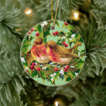 Adorno De Cerámica Vintage Christmas Birds Holly Faux Gold<br><div class="desc">Este patrón representa a los pájaros sentados en las ramas de holly con nieve y con un contorno y líneas de Relieve metalizado de imitación de oro decorativas sobre un fondo verde. Puede cambiar el color de fondo haciendo clic en el botón "Personalizar" y, a continuación, en la inscripción "Haga...</div>