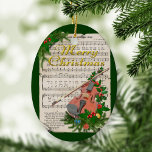 Adorno De Cerámica Vintage Christmas Sheet Music con violín festivo<br><div class="desc">Este diseño de estilo vintage se caracteriza por un violín decorado con hojas huecas, bayas y pinares, con un desplazamiento de fondo de chapa de Navidad vintage, también decorado con brotes de pino y hojas holgadas. El fondo es verde oscuro, y Feliz Navidad es con letras doradas decorativas en el...</div>