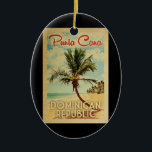 Adorno De Cerámica Vintage dominicano de la playa de la palmera de<br><div class="desc">Diseño de la República Dominicana de Punta Cana en el estilo del viaje del vintage que ofrece una palmera en la playa con el océano y el cielo.</div>