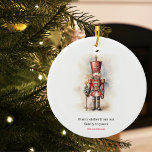 Adorno De Cerámica Vintage Nutcracker y Feliz Navidad<br><div class="desc">Un soldado Cascanero de estilo vintage bellamente ilustrado, resplandeciente en su atuendo clásico, se pone alto, sosteniendo un cartel de Feliz Navidad. Los ricos colores cálidos y los detalles intrincados evocan una sensación de yuletide nostalgia, lo que lo convierte en una elección perfecta para aquellos que aprecian la estética clásica...</div>