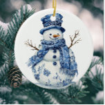 Adorno De Cerámica Vintage Personalize Chinoiserie Blue White Snowman<br><div class="desc">Hermosos chinoiserie victoriana de estilo victoriano azul y blanco decoran estos adornos de árbol de cerámica. Personaliza la espalda con tu propio mensaje personal! Perfecto para una chic y rústica casa de campo,  así como para muchas otras decoraciones. Hace un buen regalo para la anfitriona.</div>
