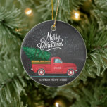 Adorno De Cerámica Vintage Red Truck Merry Christmas Personalizado de<br><div class="desc">La vieja sensación de adorno navideño con un camión rojo que llevaba un árbol de Navidad con la nieve cayendo suavemente del cielo nocturno. El texto dice Feliz Navidad - también agrega tu propio texto personalizado (apellido,  monograma,  etc.) y el año en curso.</div>