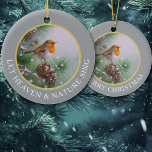 Adorno De Cerámica Vintage Winter Bird Let Nature Sing<br><div class="desc">El centro de este adorno navideño es una imagen vintage de la tarjeta navideña de un pequeño ave dorada, bronceada y blanca de invierno encaramada en un cono de pino mientras la nieve cae suavemente. La imagen está enmarcada en oro fino, y colocada en un borde gris plateado que dice...</div>
