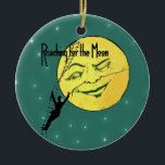 Adorno De Cerámica Vintage Winter Moon Man Ladder llega a la luna<br><div class="desc">Esta imagen vintage tiene una gran luna sonriente amarilla con cara. Un hombre con traje sube una escalera de bata a la luna. El texto dice "Llegar a la luna en un verde con brillantes estrellas". Vea mi tienda Arte de MAR para encontrar productos que coincidan con este diseño.</div>