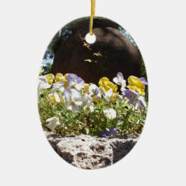 Adorno De Cerámica Violetas en un abrevadero de piedra.