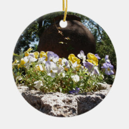 Adorno De Cerámica Violetas en un abrevadero de piedra.