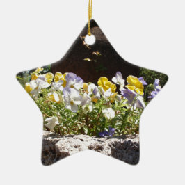 Adorno De Cerámica Violetas en un abrevadero de piedra.