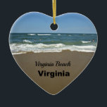 Adorno De Cerámica Virginia Beach, Virginia<br><div class="desc">Escena de playa con olas que caen sobre la arena y palabras: "Virginia Beach,  Virginia" ¡Gran recuerdo de sus vacaciones en Virginia Beach!</div>