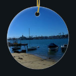 Adorno De Cerámica Vista desde la isla de Balboa, Newport Beach, Cali<br><div class="desc">Una soleada mañana de invierno caminando por la isla Balboa en Newport Beach,  California. La vista a través del canal es el Balboa Pavillion y la zona de diversión de la península de Balboa. Foto tomada en febrero de 2016.</div>