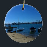 Adorno De Cerámica Vista desde la isla de Balboa, Newport Beach, Cali<br><div class="desc">Una soleada mañana de invierno caminando por la isla Balboa en Newport Beach,  California. La vista a través del canal es el Balboa Pavillion y la zona de diversión de la península de Balboa. Foto tomada en febrero de 2016.</div>