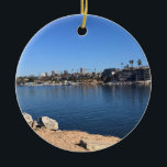 Adorno De Cerámica Vista desde Wedge, Newport Beach, California<br><div class="desc">Vistas a Corona del Mar y a la isla de la moda a lo lejos del otro lado del canal mientras se paraba en el West Jetty View Park en el Wedge de Newport Beach,  California. Foto tomada en noviembre de 2022.</div>