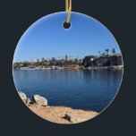 Adorno De Cerámica Vista desde Wedge, Newport Beach, California<br><div class="desc">Vistas a Corona del Mar y a la isla de la moda a lo lejos del otro lado del canal mientras se paraba en el West Jetty View Park en el Wedge de Newport Beach,  California. Foto tomada en noviembre de 2022.</div>
