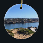 Adorno De Cerámica Vista desde Wedge, Newport Beach, California<br><div class="desc">Vista de la playa de Big Corona,  Pirate's Cove y Corona Del Mar desde el otro lado del canal mientras se encuentra en el West Jetty View Park en el Wedge de Newport Beach,  California. Foto tomada en noviembre de 2022.</div>