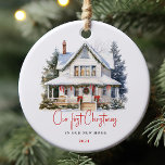 Adorno De Cerámica Watercolor First Home Navidades Keepsake Ornament<br><div class="desc">Este hermoso adorno de cerámica conmemora el momento de su vida "Nuestra primera Navidad en nuestro nuevo hogar". Con el encantador ilustracion de una acogedora casa cubierta de nieve adornada con decoraciones festivas, es el lugar perfecto para celebrar un gran hito. Personalice su decoración de vacaciones con este elegante y...</div>