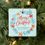 Adorno De Cerámica Watercolor Ocean waves New Home Beach Navidades<br><div class="desc">Eleva tu decoración de Navidades costeros con nuestro impresionante Ornamento de Navidad en la Playa. Esta exquisita pieza cuenta con una corona de estepas y algas de elaboración delicada, colocada sobre un cautivador fondo acuático abstracto de olas oceánicas. Haga de este ornamento un lugar exclusivo para usted, personalizándolo con su...</div>