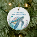 Adorno De Cerámica Watercolor Sea Turtle 1 Navidades Beach House<br><div class="desc">Tortuga acuática adornada con el texto "Primer Navidad en nuestra casa de playa" en colores azul y verde para un Navidad costero. Personalízalo con tu apellido o un mensaje y el año de atrás.</div>