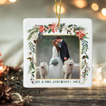 Adorno De Cerámica Watercolor Winter Floral Green Gold Boda Foto<br><div class="desc">Elegante acuarela Invernal Madera Floral Madera Nueva Boda Foto Ornament incluye hermosas poinsettias de color rojo acuático,  vegetación botánica,  follaje de invierno,  bayas huecas,  rosas blancas,  algodón,  conos de pino y bayas azules. Marco dorado.</div>