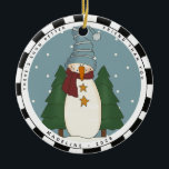 Adorno De Cerámica Whimsical Country Snowman, amigo personalizado<br><div class="desc">El maravilloso ornamento cerámico de Snowman Personalizado Amigo del País - hace el regalo perfecto para su(s) amigo(s). Un hombre de nieve de campo primitivo está vestido con su mejor gorra de rayas azules y bufanda borgoñona con estrellas amarillas de mostaza y está parado entre dos pinos en un fondo...</div>