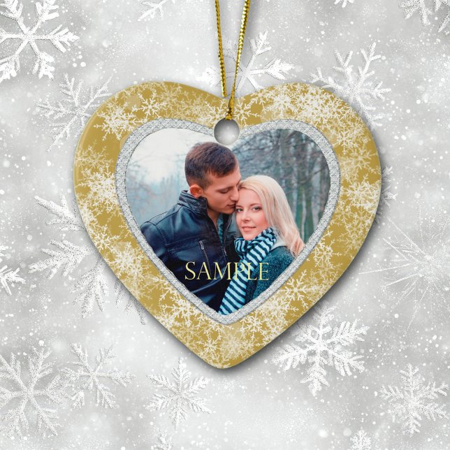 Adorno De Cerámica White Snowflakes Border on Gold Photo Template (Subido por el creador)