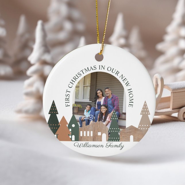 Adorno De Cerámica Wind Village Woodgrain Primera Foto de Navidad (Winter Village Woodgrain First Christmas Photo Ceramic Ornament)