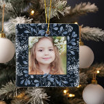 Adorno De Cerámica Winter Bouquet | Elegante foto personalizada<br><div class="desc">Un moderno y elegante adorno vacacional que enmarca tu foto cuadrada favorita en un marco muy bien detallado con pequeñas bayas de color azul y helado follaje de invierno sobre un contraste de fondo oscuro. Personalice la parte posterior de este único ornamento de fotos de Navidades con su nombre familiar...</div>