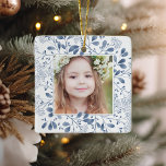 Adorno De Cerámica Winter Bouquet | Elegante foto personalizada<br><div class="desc">Un moderno y elegante adorno vacacional que enmarca tu foto cuadrada favorita en un marco muy bien detallado con pequeñas bayas de color azul y helado follaje de invierno sobre un fondo blanco. Personalice la parte posterior de este único ornamento de fotos de Navidades con su nombre familiar y el...</div>