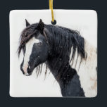 Adorno De Cerámica "Winter King" Washakie Ornament<br><div class="desc">Durante su larga vida,  el semental,  Washakie,  se enfrentó a muchos inviernos frígidos en el campo de tiro y siguió avanzando.</div>