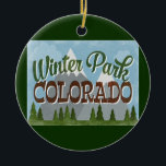 Adorno De Cerámica Winter Park Colorado Fun Retro Snowy Mountains<br><div class="desc">Winter Park Colorado diseño de viajes neo vintage en divertido estilo retro personalizado con montañas cubiertas de nieve,  bosques y árboles debajo,  cielos azules y texto retro fresco.</div>