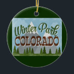 Adorno De Cerámica Winter Park Colorado Fun Retro Snowy Mountains<br><div class="desc">Winter Park Colorado diseño de viajes neo vintage en divertido estilo retro personalizado con montañas cubiertas de nieve,  bosques y árboles debajo,  cielos azules y texto retro fresco.</div>