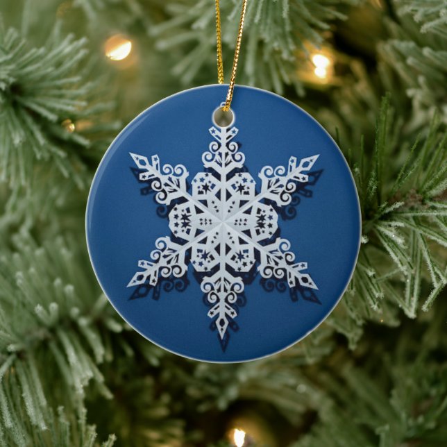 Adorno De Cerámica Winter Sky Snowflake — Classic White on Blue (Árbol)