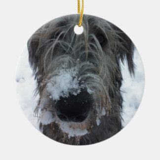 Adorno De Cerámica wolfhound irlandés que juega en la nieve
