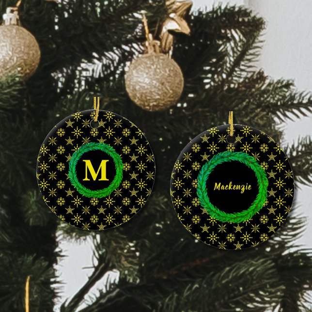 Adorno De Cerámica Wreath Monograma tu nombre Black Yellow Snowflakes (Wreath Monogram Your Name Black Yellow Snowflakes Ceramic Ornament)