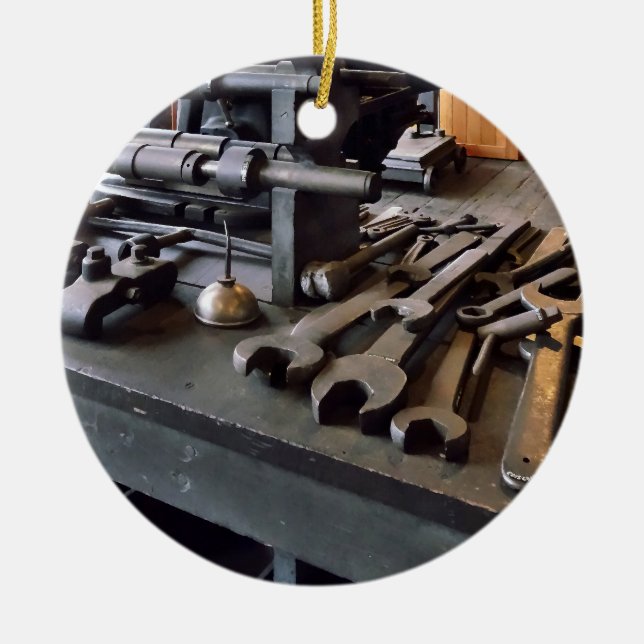Adorno De Cerámica Wrenches and Oil Can in Machine Shop (Frente)